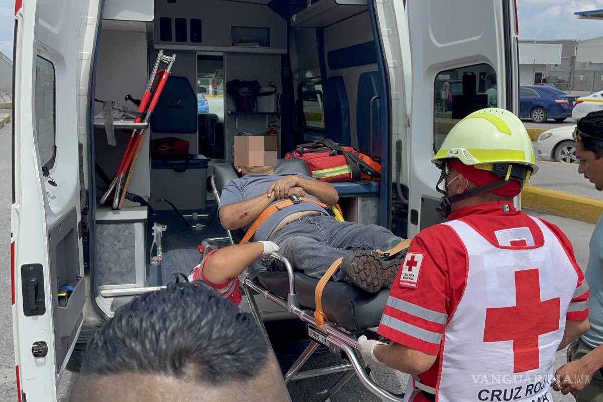 Ruta Express se pasa semáforo en rojo y embiste a motociclista en Saltillo; detienen a conductor