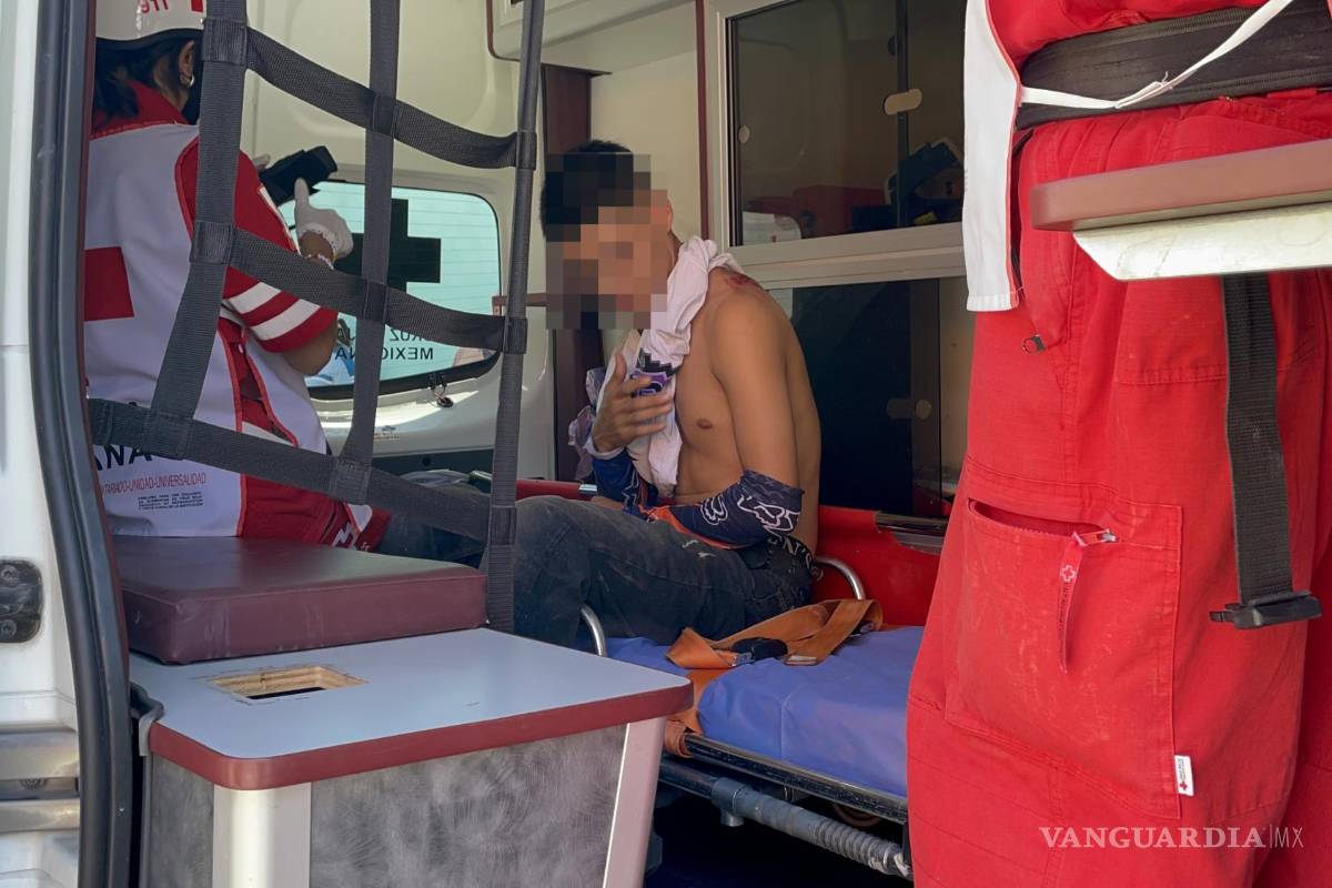 Motociclista no respeta alto y lo embiste vehículo en Saltillo; joven resulta ileso