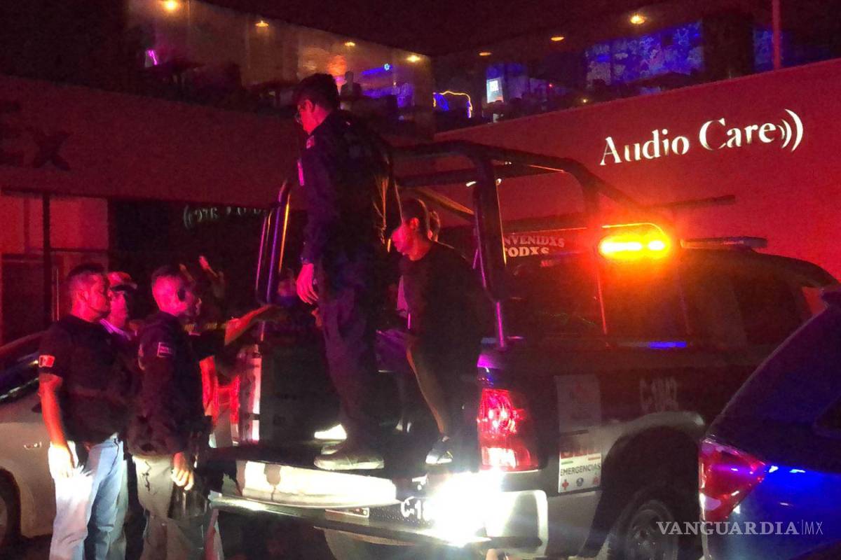 $!Dos jóvenes fueron esposados por agentes de la policía municipal, mientras que un tercero fue capturado en un lavado de autos cercano.