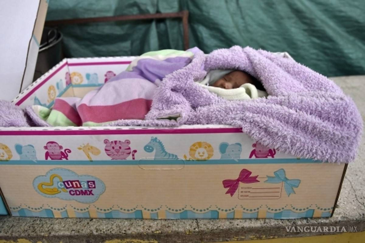 ¿Por qué hay bebés de todo el mundo durmiendo en cajas?
