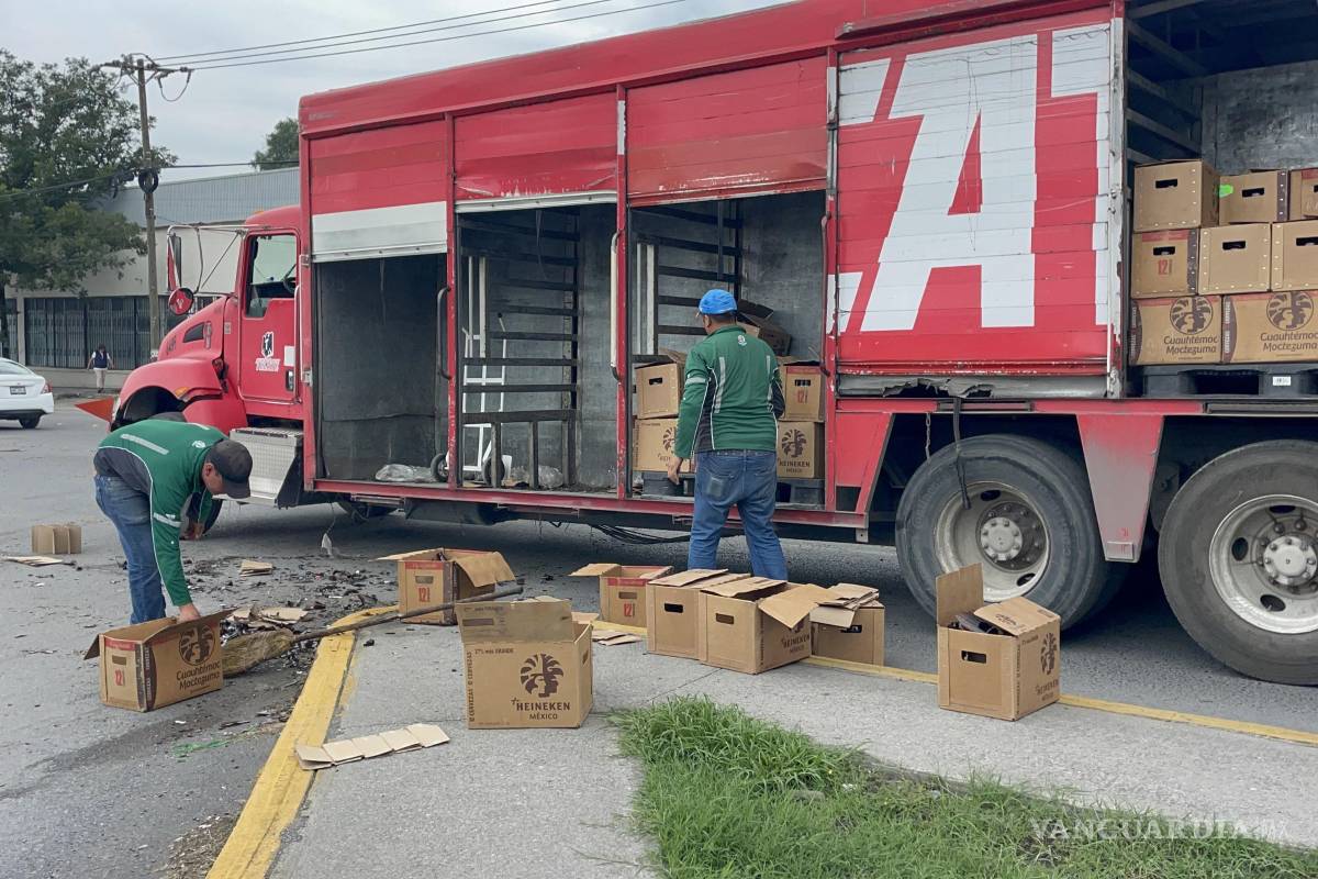 Saltillo: caen cajas de cerveza de unidad en movimiento; vidrios bloquean la vialidad