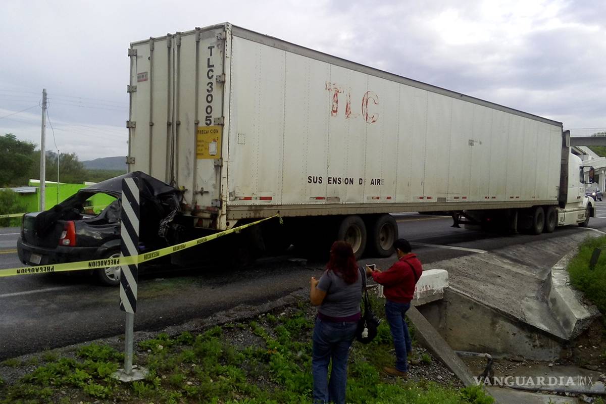Muere mujer prensada en accidente en la carretera Zacatecas-Saltillo