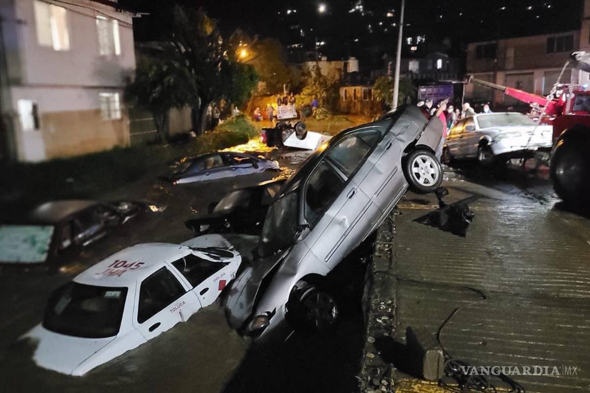 Otra inundación en Edomex, ahora en Tejupilco; río se desborda y corriente arrastra autos e inunda casas