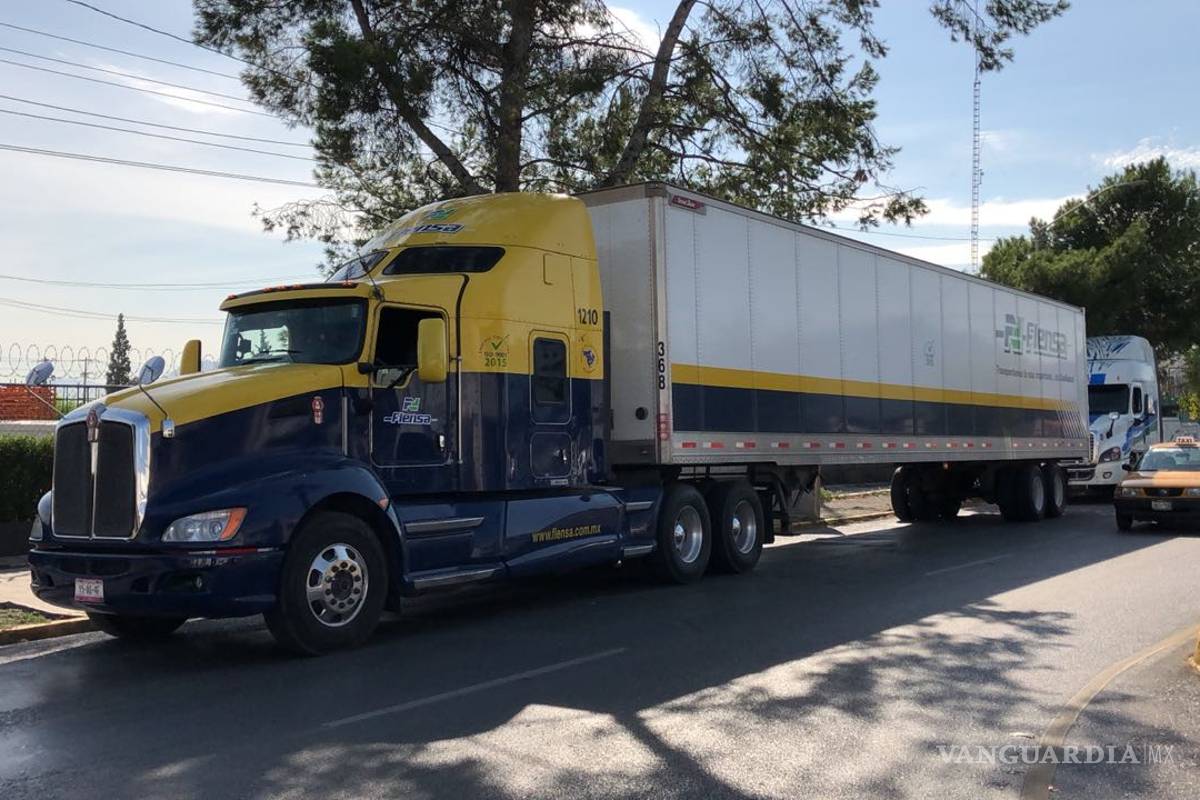 Rescatan a tres migrantes escondidos en camarote de tráiler en Saltillo