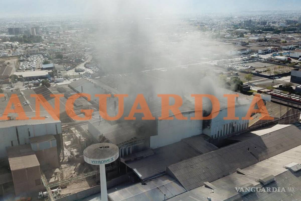 $!Se registra incendio en bodega de Vitromex, al norte de Saltillo (video)