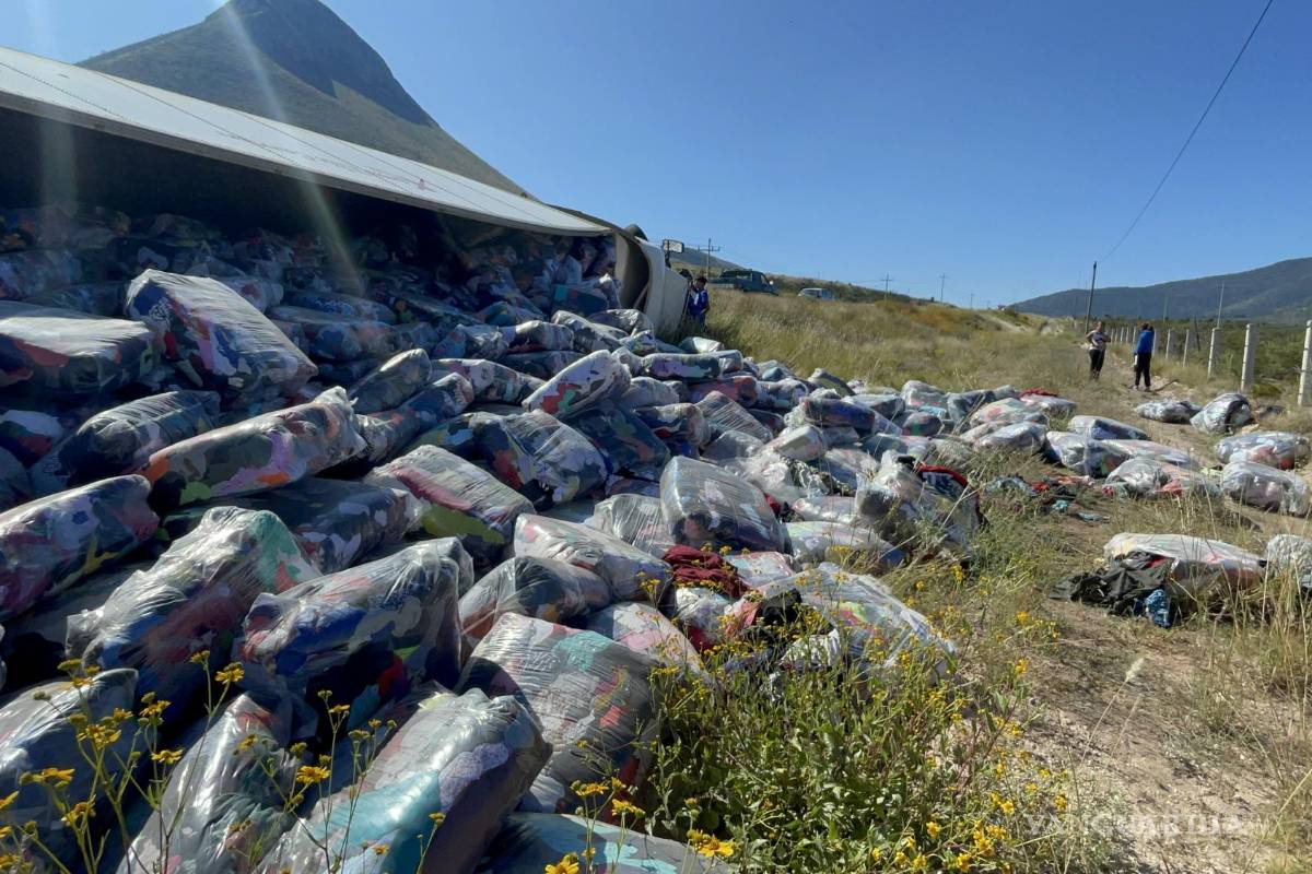 Vuelca tráiler con pacas de ropa industrial en la Saltillo-Zacatecas