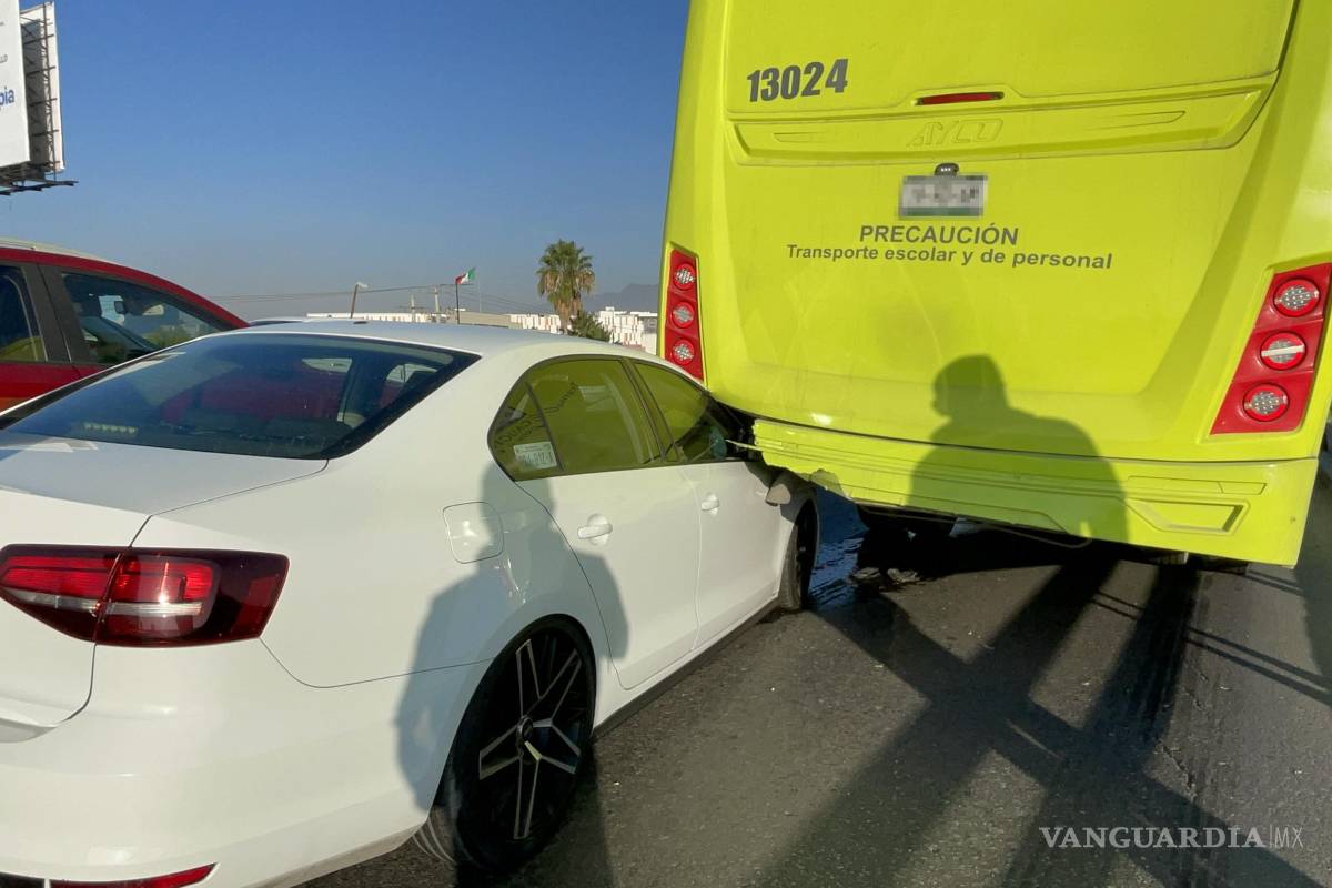 Provoca transporte accidente y termina impactado por otro vehículo, en Saltillo