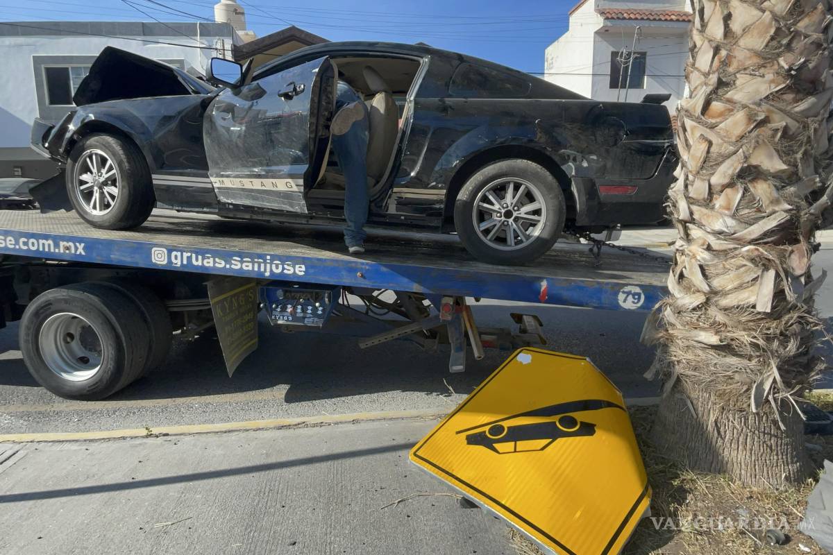 Queda grave conductor al chocar contra palmera y señalamiento al norte de Saltillo