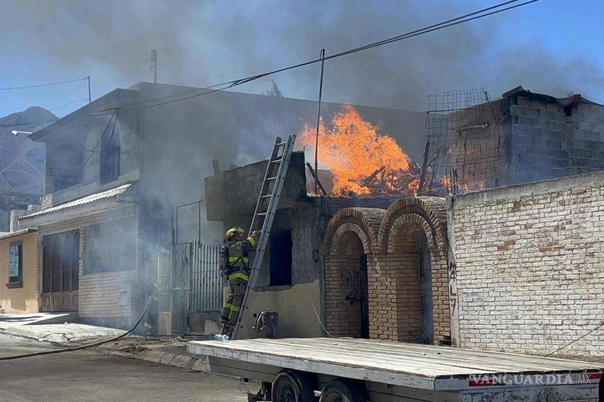 Saltillo: rescatan policías a dos personas de incendio en casa; mujer no quería ser salvada