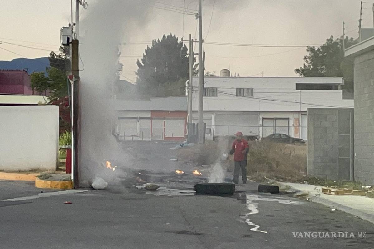 Arde predio con llantas y maleza; se temía que fuego alcanzara gasolinera en Saltillo