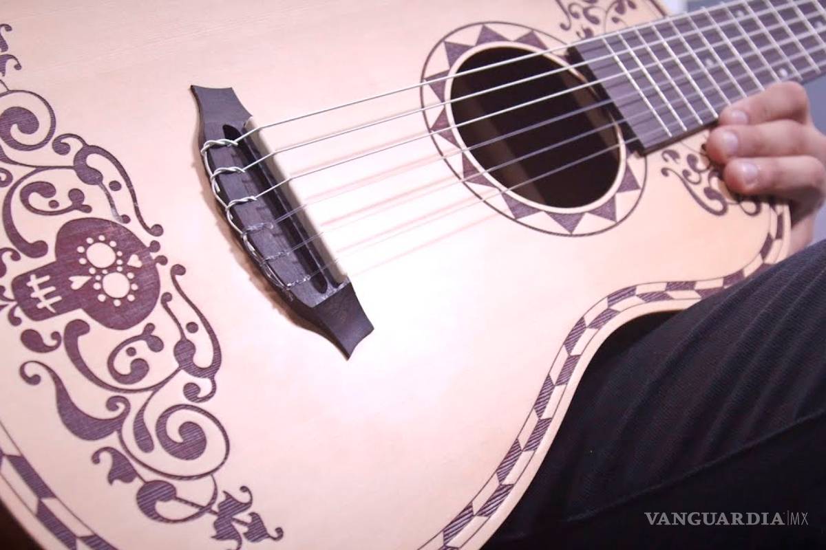 Artesanos de Paracho, Michoacán, se han vuelto "un poquititito locos" por demanda de guitarras de 'Coco'