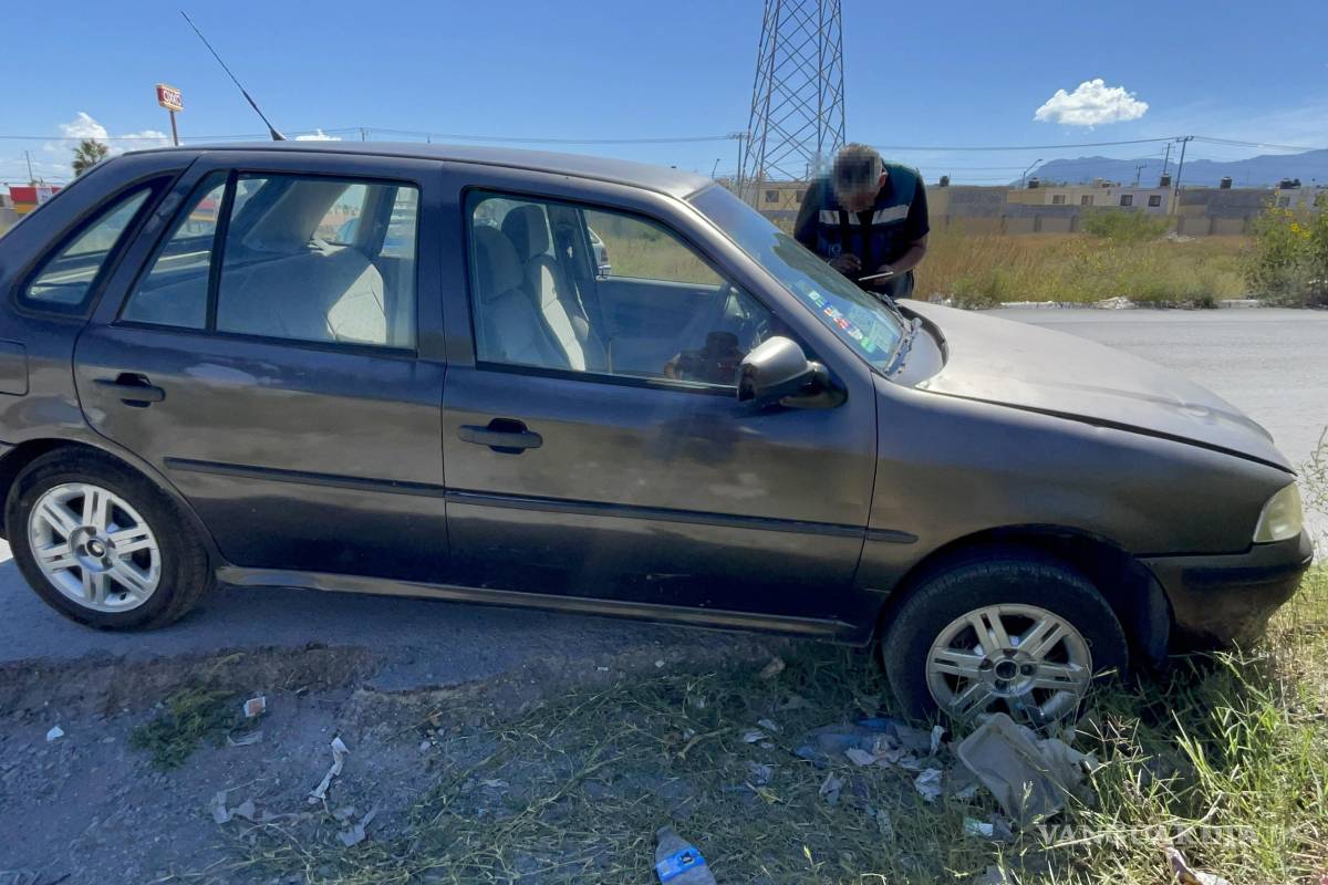 Se distrae al derramar café y atropella a transeúnte al poniente de Saltillo; es detenido