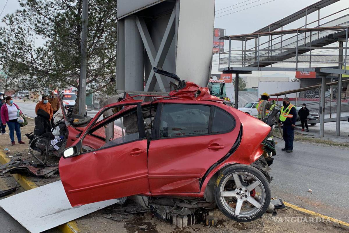 Fallece conductor en hospital tras aparatoso accidente en Saltillo; su auto quedó partido a la mitad