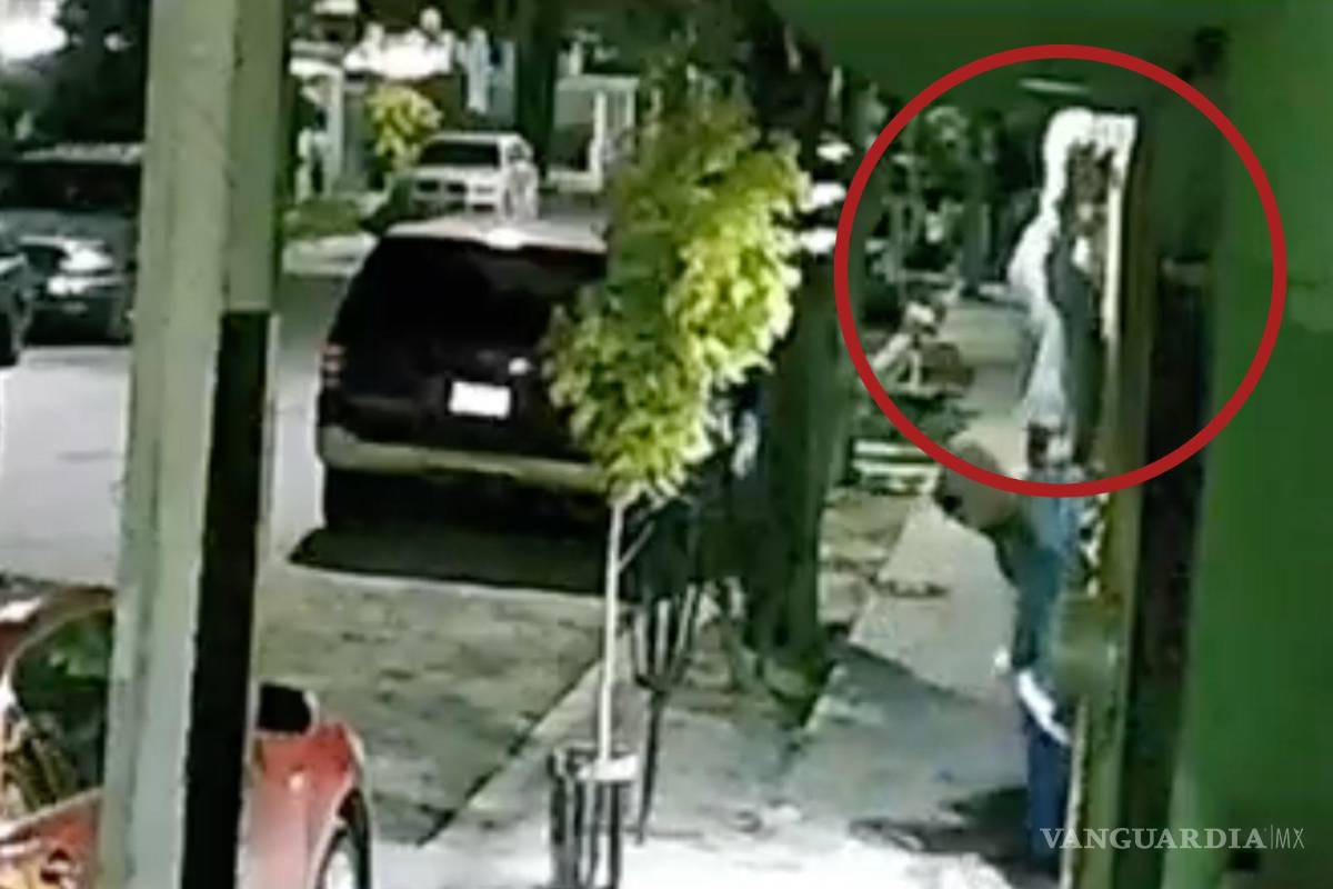 Jóvenes roban cámara de seguridad en Saltillo; quedan grabados en otra cámara de seguridad (video)