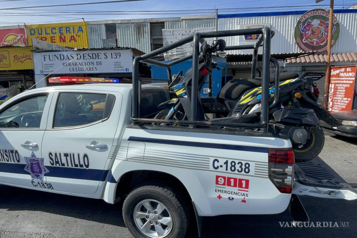 Pierden el control y se estrellan contra camioneta estacionada en Saltillo; motociclista ebrio, es detenido