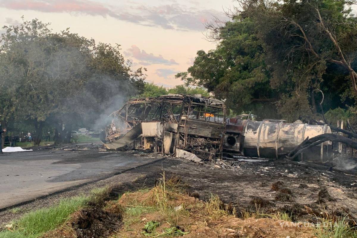 20 murieron calcinados tras choque de autobús con remolque, en Tamaulipas; la mayoría serían jornaleros