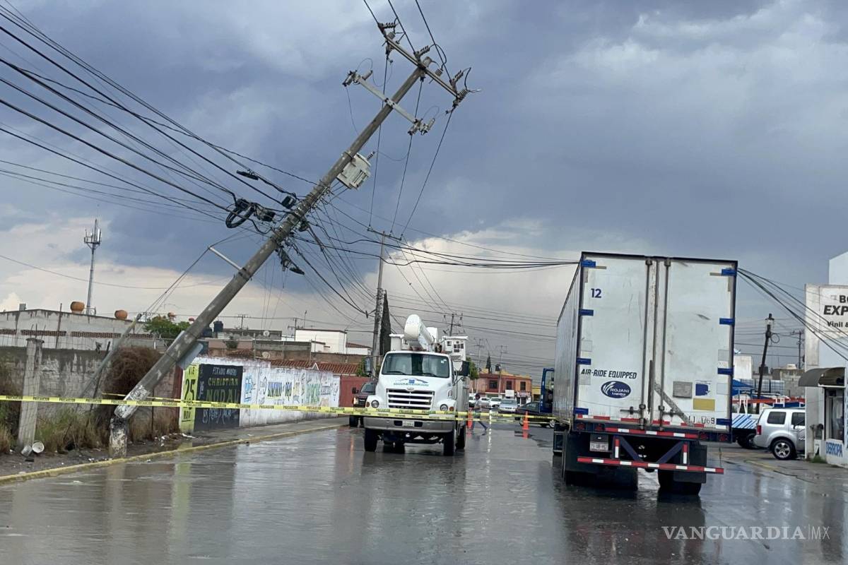Trailer ‘jala’ poste y casi deja sin luz a colonia al norte de Saltillo; operador seguía al GPS