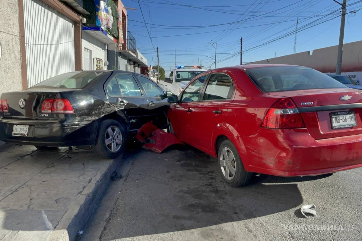 Doble accidente en la Bellavista: la chocan y la proyectan contra auto estacionado al sur de Saltillo