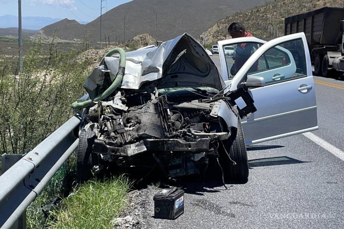Chocan mujeres contra camión de limpieza en carretera a Monclova