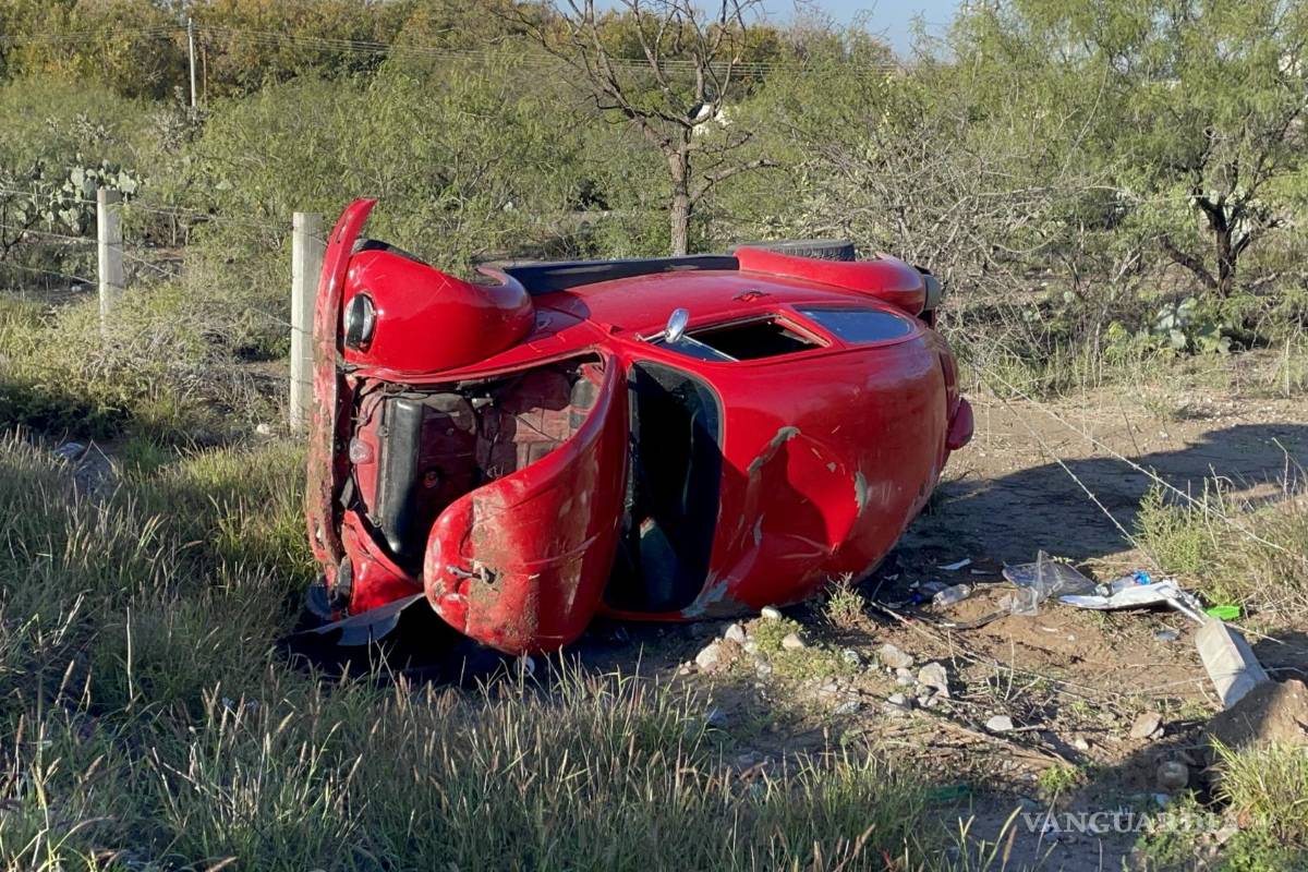 Joven pierde control de su auto y termina con su ‘escarabajo’ volcado, al norte de Saltillo