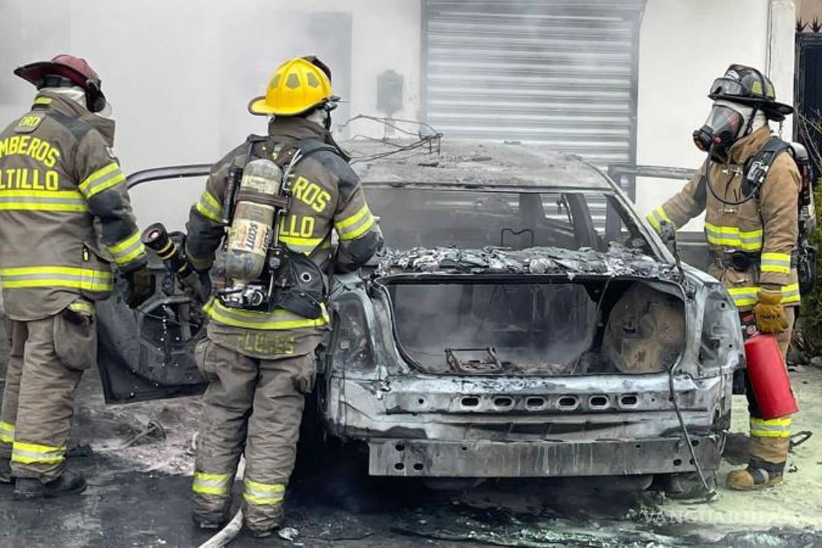 Incendio en vivienda de Saltillo deja auto reducido a cenizas