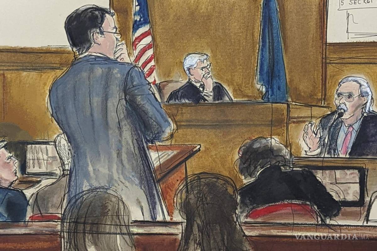 $!El expresidente Donald Trump observa cómo David Pecker responde a las preguntas en el estrado de los testigos en el tribunal penal de Manhattan