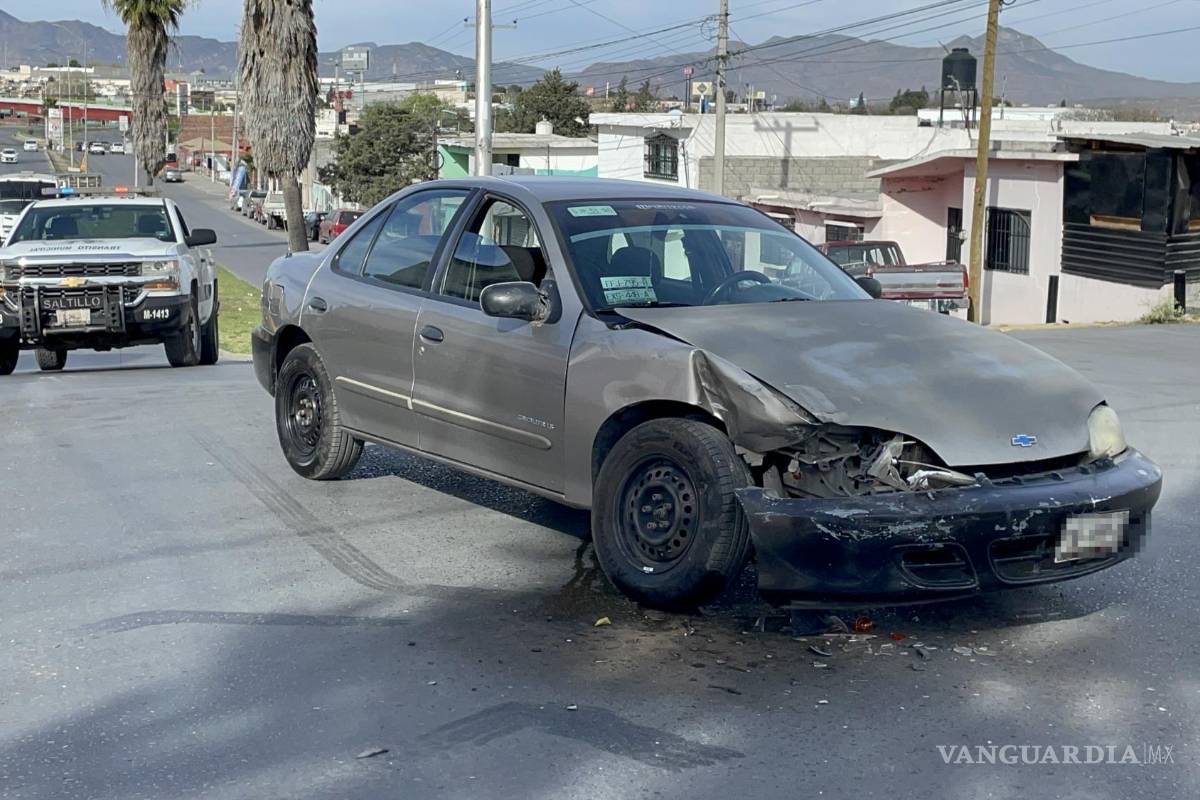 Joven ignora señalamiento de alto y choca al sur de Saltillo