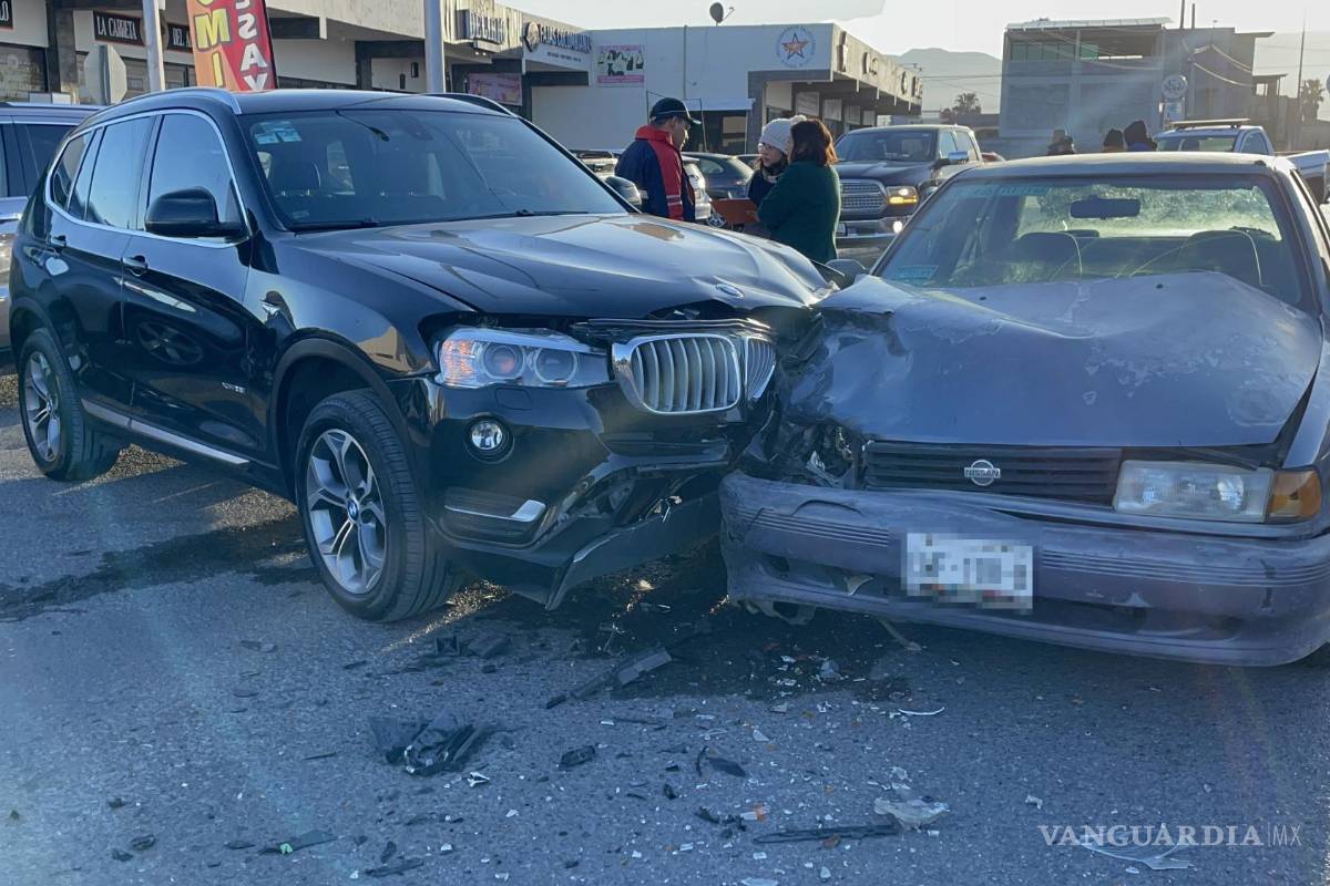 Lujosa BMW se atraviesa sin precaución y provoca accidente y caos vial al norte de Saltillo