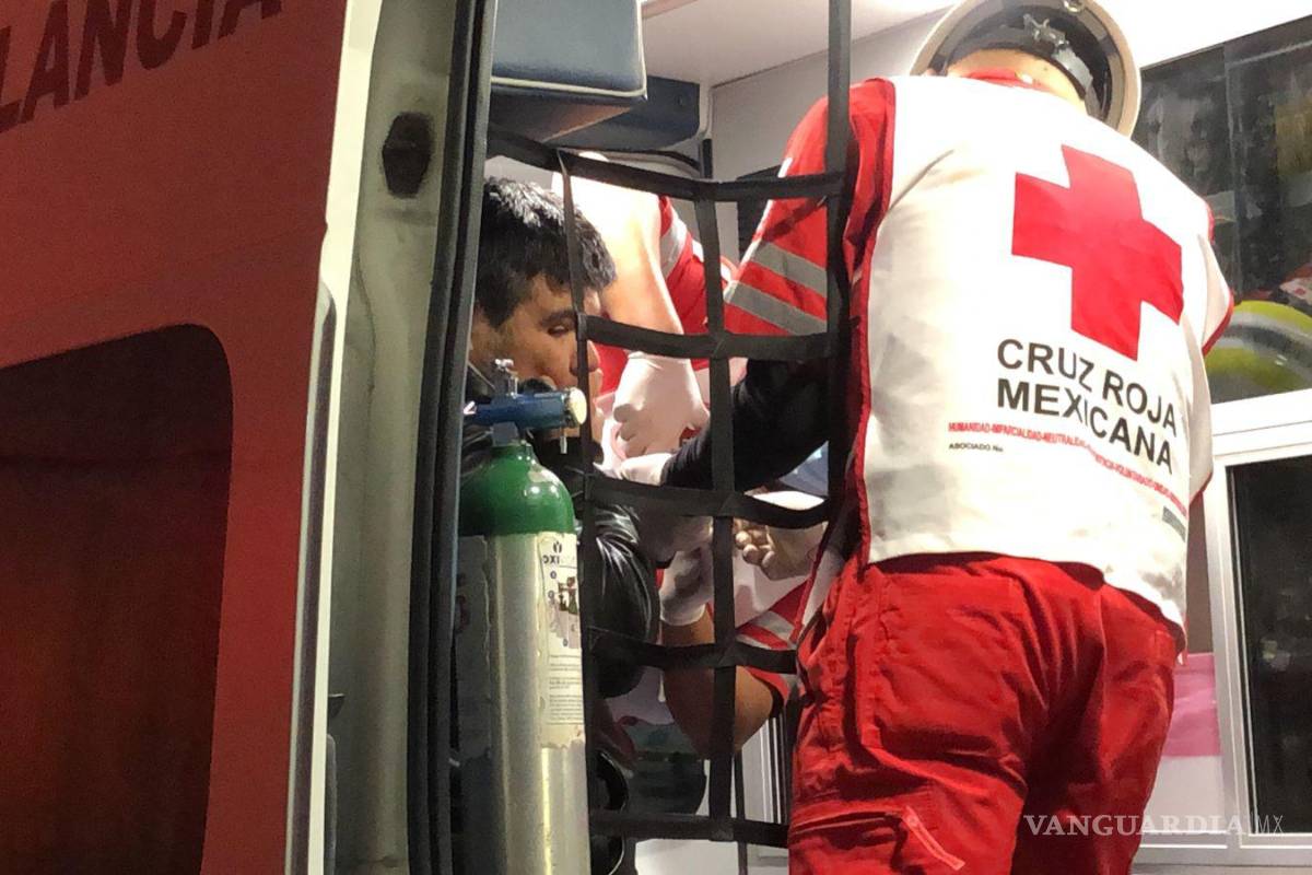 $!El motociclista terminó con golpeado de la cabeza.