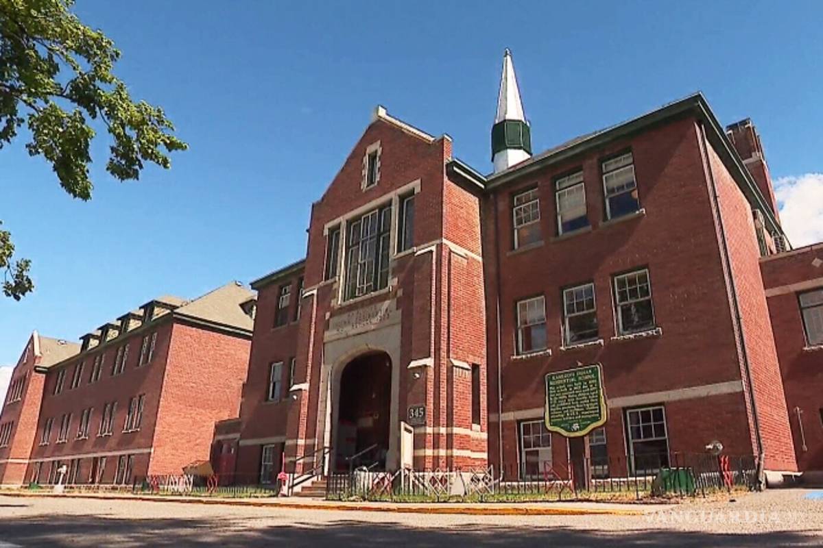 Encuentran restos de 215 niños indígenas en una fosa dentro de un internado en Canadá
