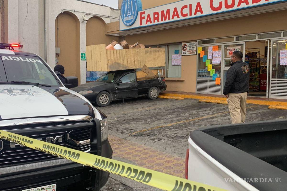 Muere en el interior de su auto afuera de famosa cadena farmacéutica en Saltillo