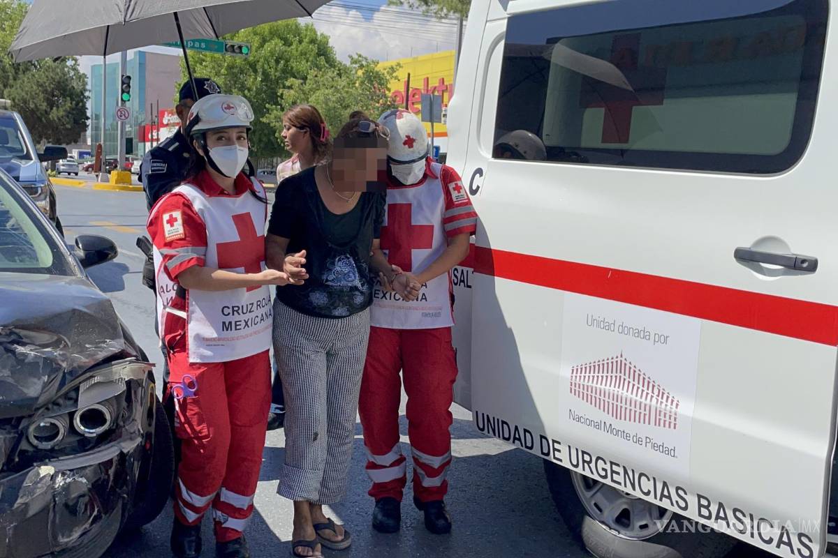 Saltillo: se pasa semáforo en rojo y choca a familia en V Carranza; madre y bebé resultan ilesos