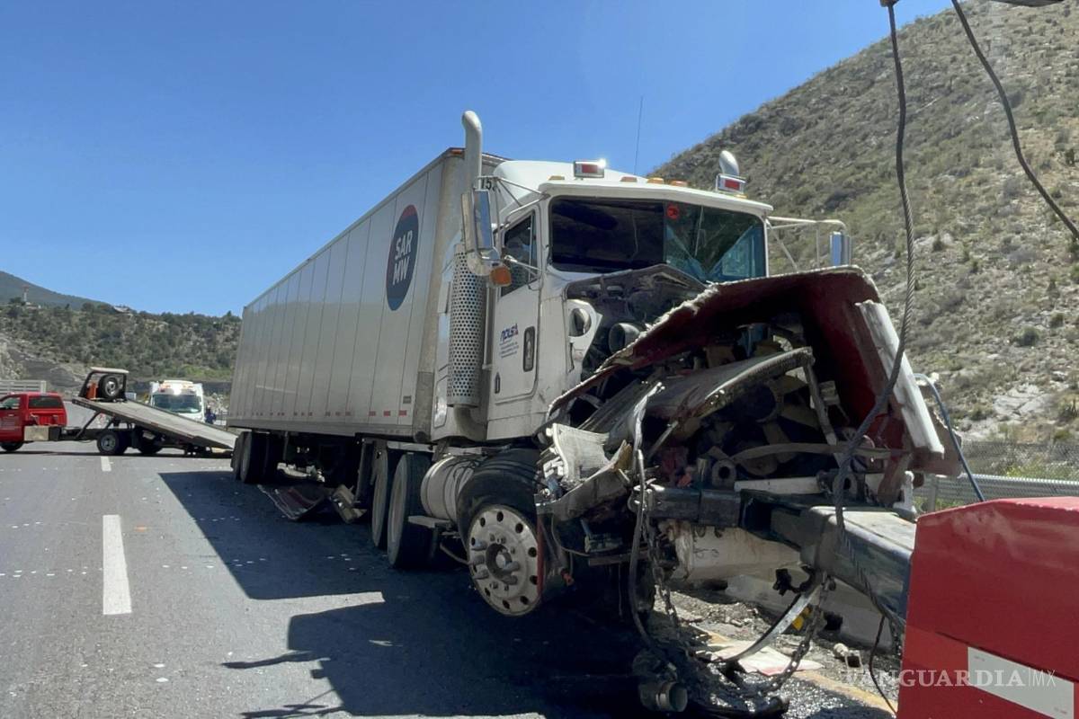 Pierde el control, choca camioneta y derriba muro de contención en ‘Los Chorros’