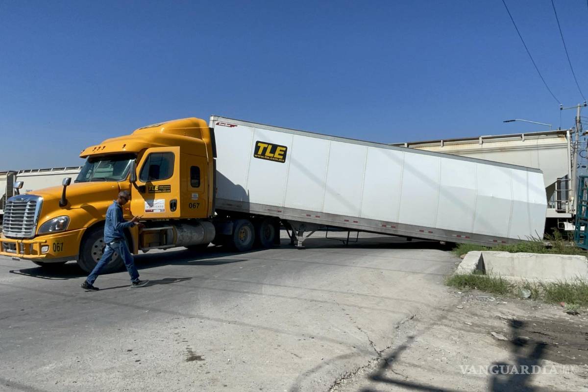 Trata de ganarle al tren y parten a caja de tráiler en dos al ser embestido en Ramos Arizpe (video)