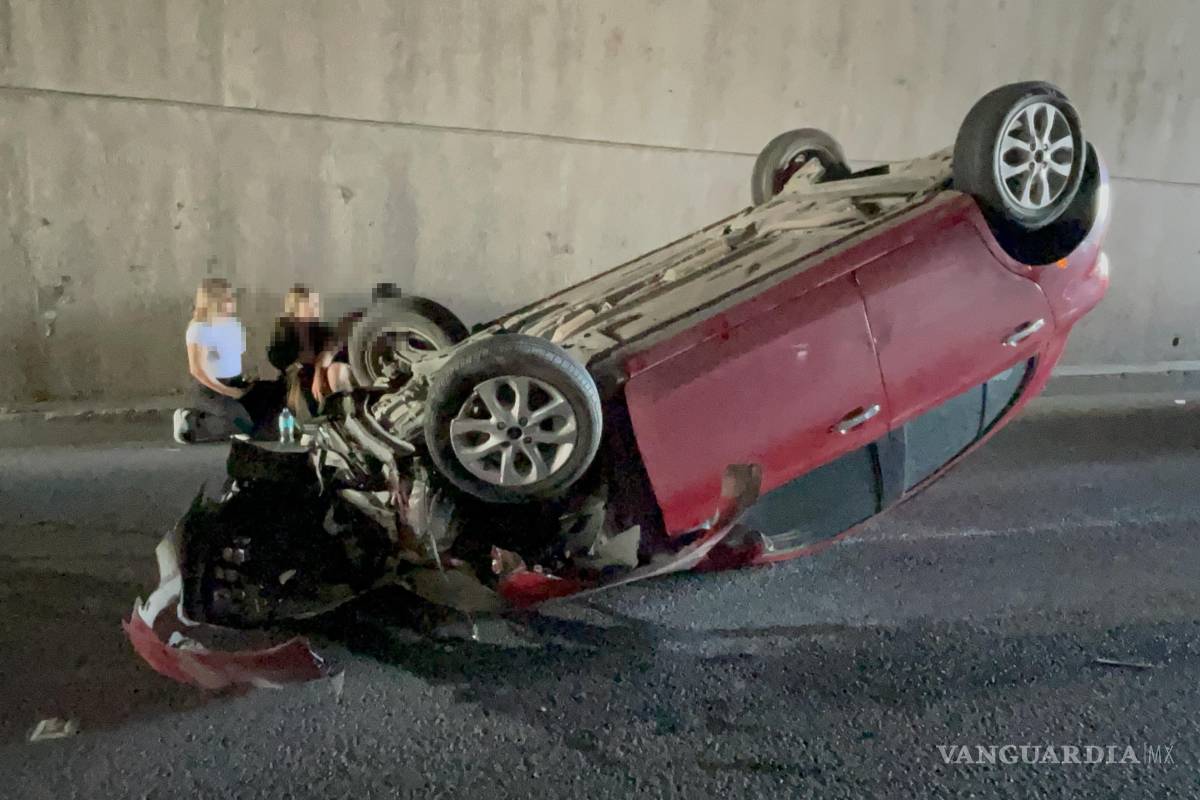 Vuelca al esquivar cajas de plástico en el periférico LEA de Saltillo