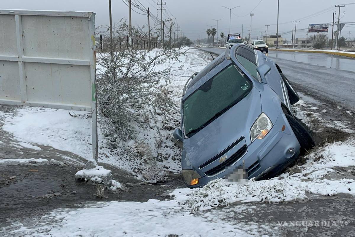 Saltillo: acelerado derrapa y cae a canal pluvial en el bulevar Fundadores