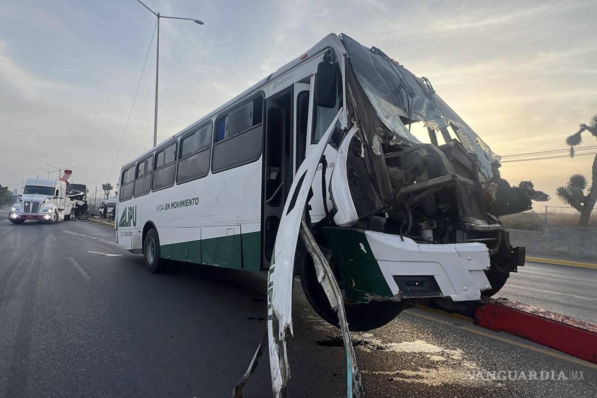 Se pasa el rojo, choca contra otro camión y derriba un semáforo en Saltillo; dos lesionados