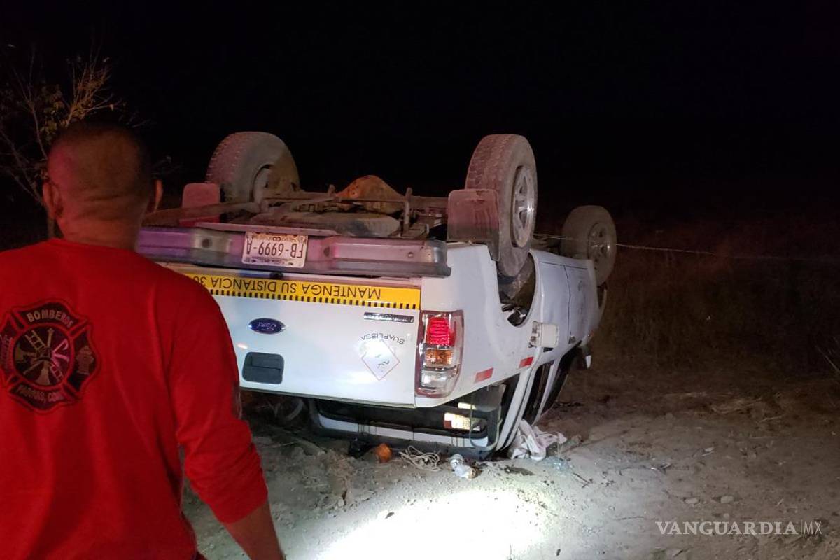Vuelca camioneta en la carretera Parras-General Cepeda