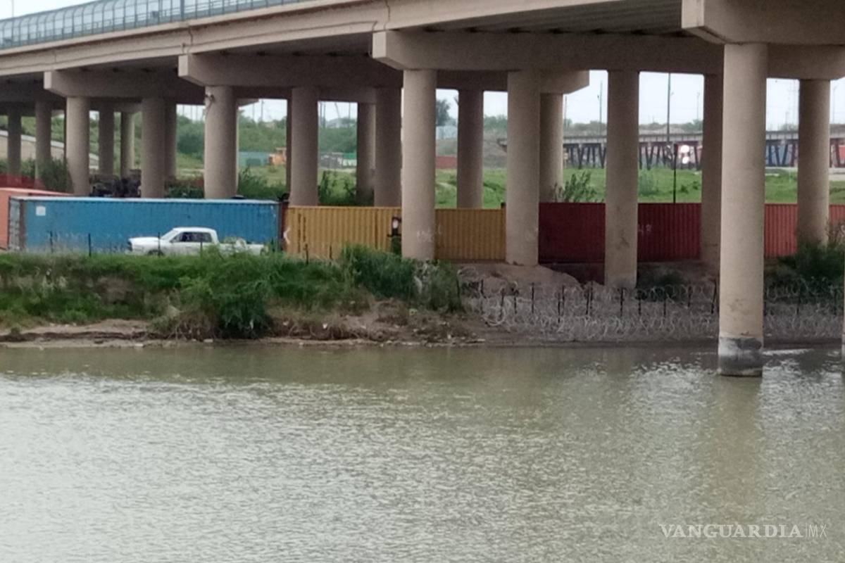 Refuerzan con contenedores metálicos y alambrada la orilla del río Bravo en Eagle Pass, Texas