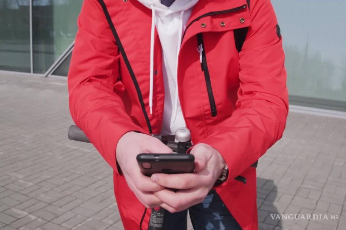 ‘Te arrebatan el celular’; alertan por vendedores que presuntamente ‘obligan’ a cambiar de compañía telefónica en Saltillo