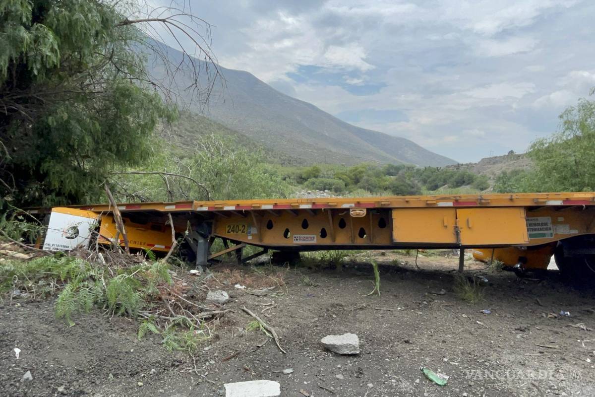 Sale tráiler del camino y cae en el fondo de barranco en Arteaga