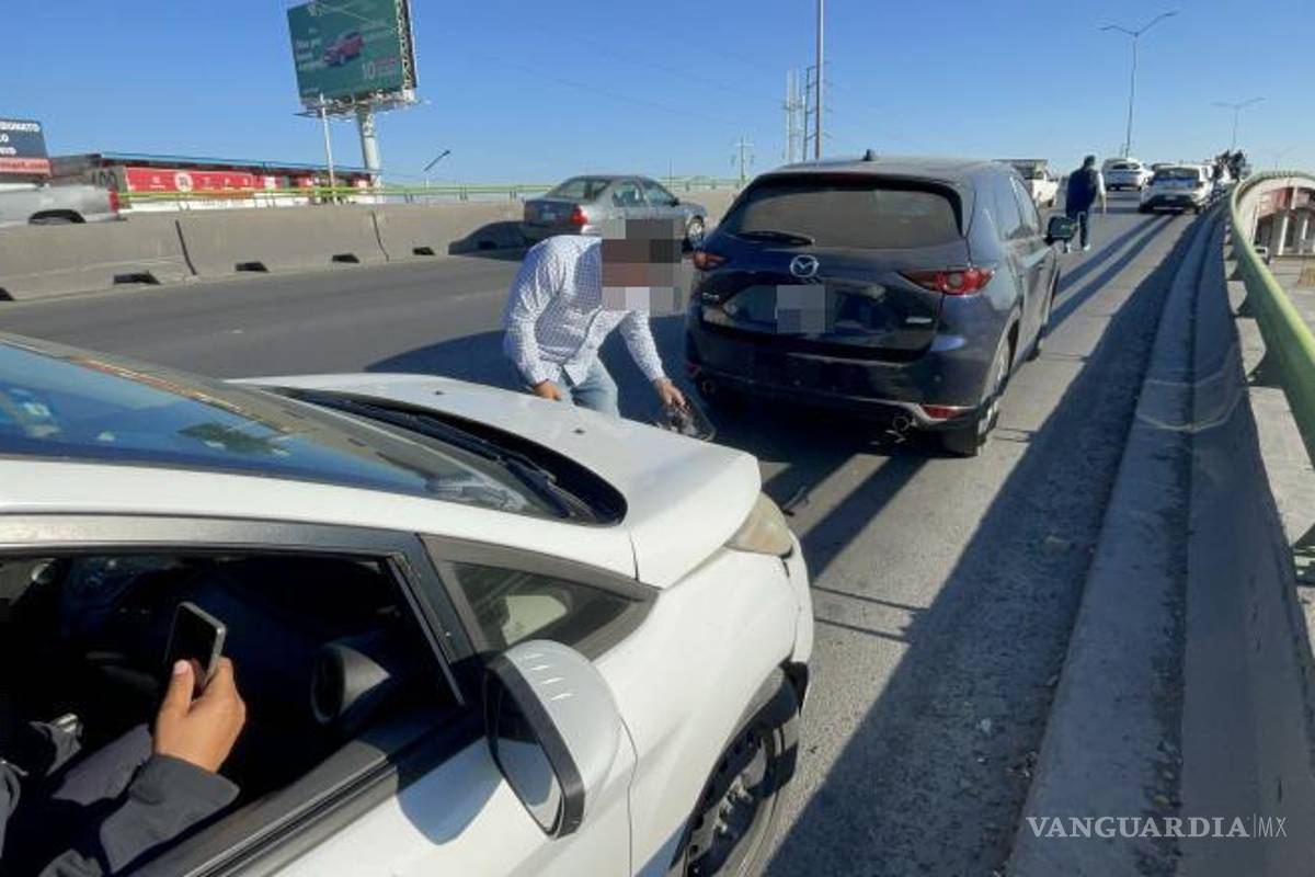Saltillo: joven impacta por alcance a camioneta sobre puente vehicular; mujer resulta lesionada