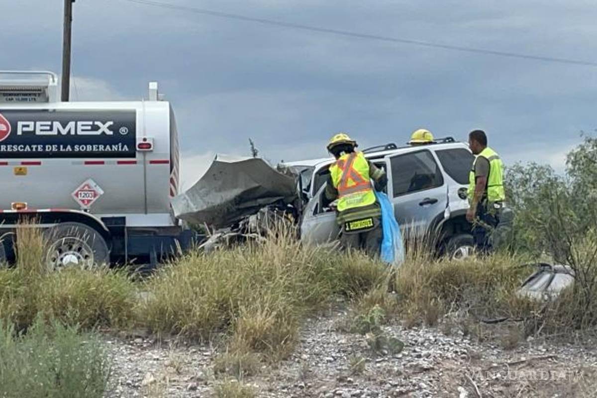 $!La pipa de Pemex quedó detenida sobre la carretera tras el impacto frontal con la camioneta Ford Escape.