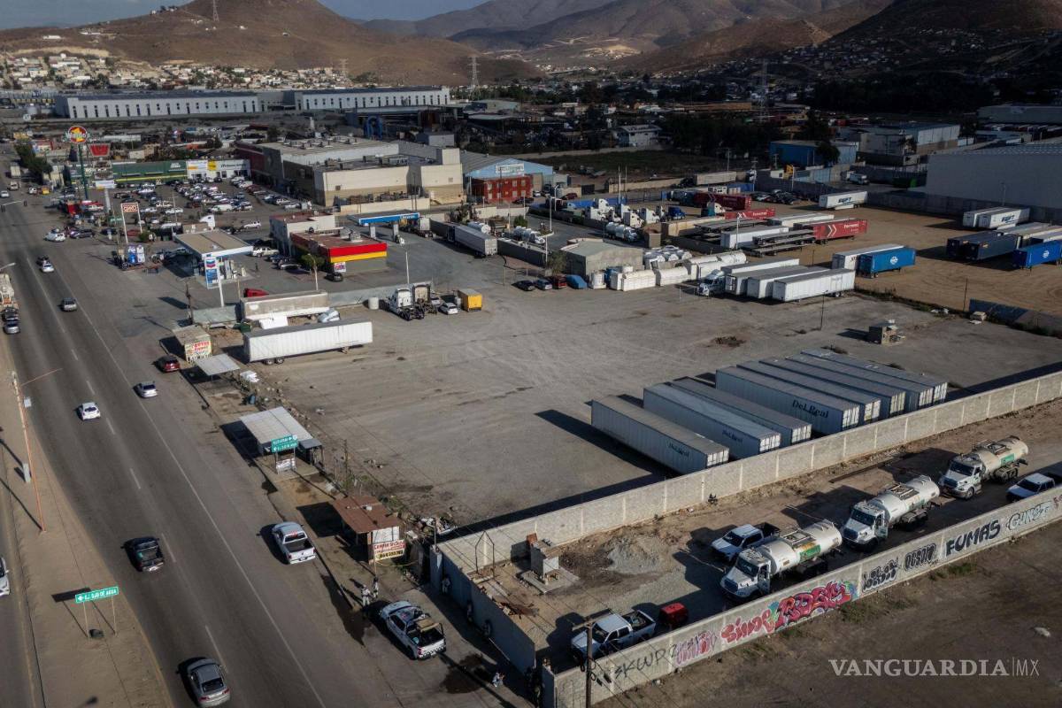 $!Vista área de un predio asegurado por elementos del Ejército Mexicano tras el hallazgo de dos pipas con 30 mil litros de hidrocarburo cada una en Tijuana.