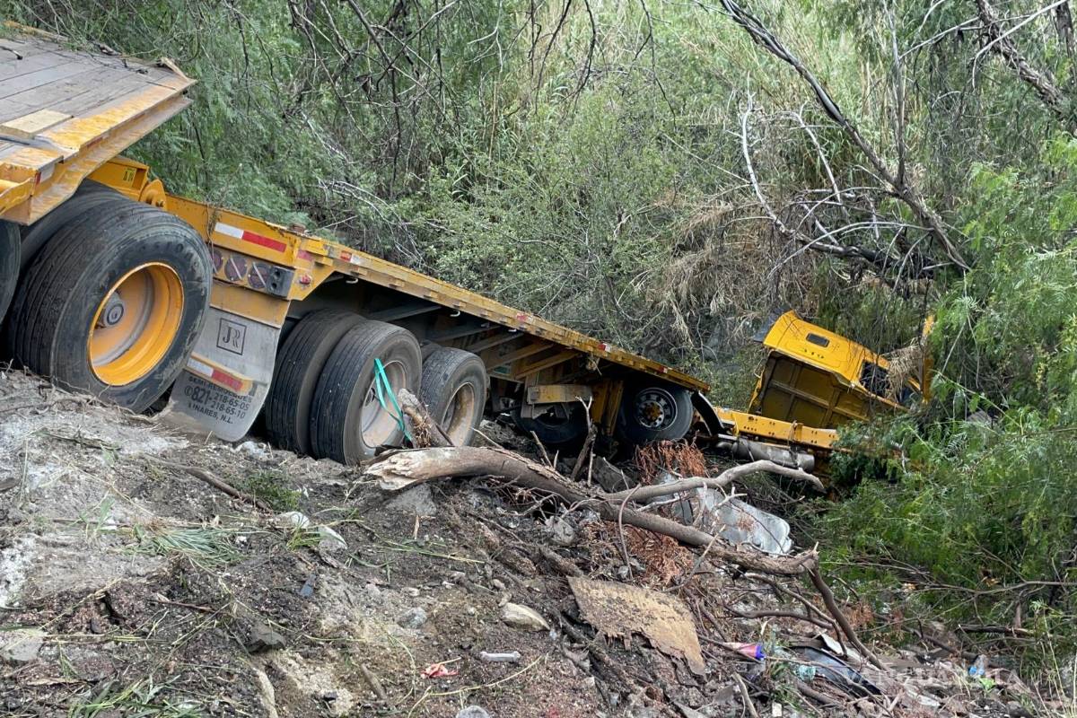 Sale tráiler del camino y cae en el fondo de barranco en Arteaga