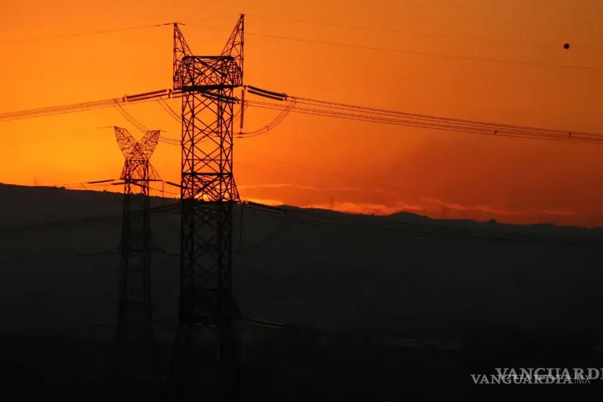 Chile suspende toque de queda por apagón masivo; regresa la electricidad al 97% de los hogares
