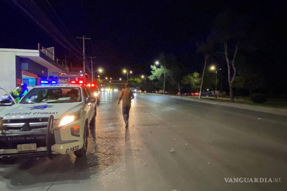 ‘Güelita’ se lleva un susto en Saltillo: ¡la choca tráiler y por poco no la cuenta!