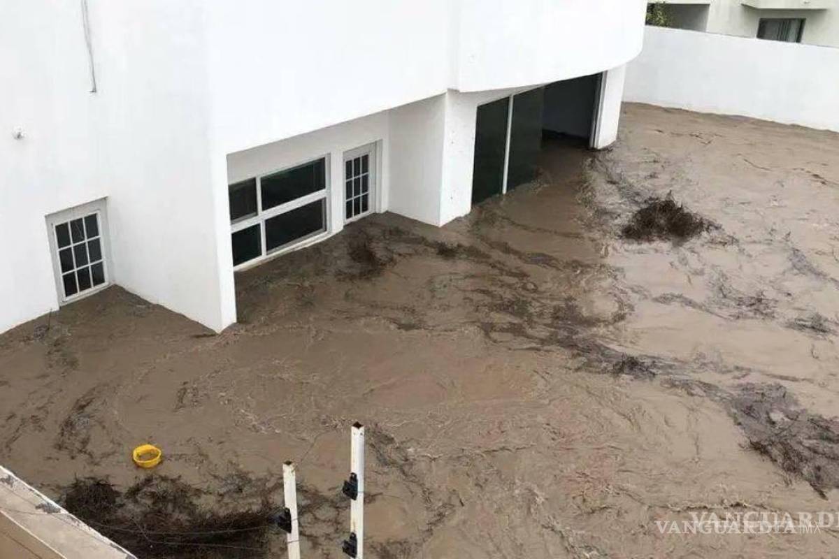 $!Patios de casas quedaron cubiertas por el agua en la temporada de lluvias en 2020.