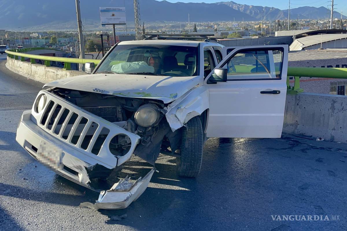 Se estrella camioneta contra muro y bloquea carril en ‘El Sarape’ de Saltillo