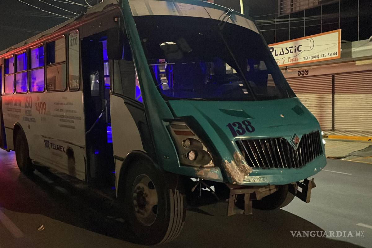 Accidente entre camión urbano y auto de aplicación deja una persona lesionada en Saltillo